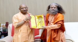 लखनऊ में सीएम योगी और स्वामी चिदानन्द सरस्वती की दिव्य भेंट, अयोध्या-प्रयागराज के विकास पर मंथन