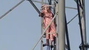 प्रेमी के धोखे से आहत महिला मोबाइल टावर पर चढ़ी, घंटों चला हाईवोल्टेज ड्रामा