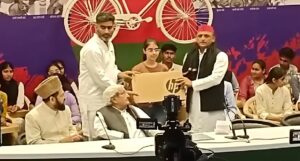 अखिलेश यादव ने मेधावी छात्रों को दिए लैपटॉप, शिक्षा और महंगाई पर सरकार पर साधा निशाना
