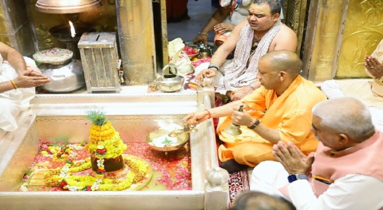 सीएम योगी पहुंचे काशी, बाबा विश्वनाथ के दरबार में लगाई हाजिरी