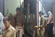 वाराणसी में फर्जी ट्रेडिंग कॉल सेंटर पर पुलिस का बड़ा छापा, 21 युवतियों समेत 32 हिरासत में