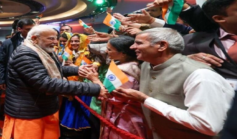 ठंड भी नहीं रोक सकी भारत प्रेम! मेलबर्न में PM मोदी का ऐतिहासिक स्वागत, गूंजे ‘भारत माता की जय’ के नारे