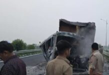बुंदेलखंड एक्सप्रेस-वे पर दो डंपरों की भिड़ंत, एक में लगी भीषण आग, चालक घायल