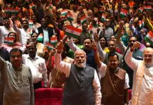 NDA के ‘मंगल मिलन’ में PM मोदी ने लहराया तिरंगा, सांसदों ने दिया एकजुटता का संदेश