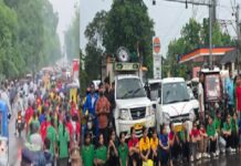 लखनऊ में छात्राओं का फूटा गुस्सा, बारिश में सड़क पर बैठकर किया प्रदर्शन