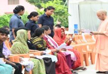 ‘रास्ता नहीं दिला सकते तो सस्पेंड करो’, जनता दर्शन में अफसरों पर सीएम योगी सख्त