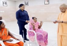 जनता दर्शन में सीएम योगी का बड़ा निर्देश, महिला को मिलेगी निराश्रित गाय, दिव्यांग की जमीन से हटेगा अवैध कब्जा