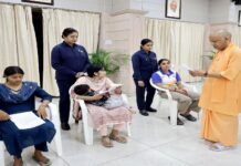 ‘अपराधियों पर सख्ती, लापरवाही पर कार्रवाई’-जनता दर्शन में सीएम योगी का अधिकारियों को कड़ा संदेश