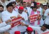 यूपी विधानसभा: निलंबन के विरोध में चौधरी चरण सिंह की प्रतिमा के सामने धरने पर बैठे सपा विधायक