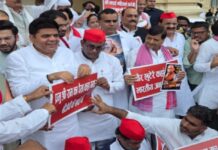यूपी विधानसभा: निलंबन के विरोध में चौधरी चरण सिंह की प्रतिमा के सामने धरने पर बैठे सपा विधायक