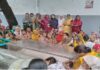 करंट की चपेट में आने से दो की मौत, परिजनों ने स्कूल गेट पर शव रखकर विरोध किया