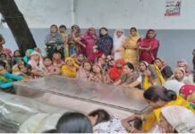 करंट की चपेट में आने से दो की मौत, परिजनों ने स्कूल गेट पर शव रखकर विरोध किया
