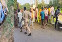 सड़क किनारे खाई में मिला युवक का शव, मोटरसाइकिल भी पड़ी मिली