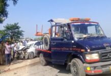 बलरामपुर में कार-टैंकर की टक्कर, मां-बेटे की मौत
