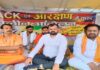 वाराणसी में सवर्ण समाज का धरना छठे दिन भी जारी
