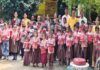 शिक्षकों की अनोखी पहल: स्कूल ड्रेस का उपहार पाकर चहक उठे बच्चे, लोहरइया में टी-शर्ट और लोअर वितरित