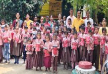 शिक्षकों की अनोखी पहल: स्कूल ड्रेस का उपहार पाकर चहक उठे बच्चे, लोहरइया में टी-शर्ट और लोअर वितरित