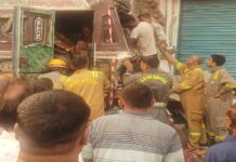 लखनऊ में मकान में घुसा ट्रक, स्टीयरिंग में फंसा चालक, दमकलकर्मियों ने सुरक्षित निकाला