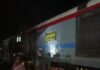 रेलवे ट्रैक पर कार से टकराई ट्रेन, बड़ा हादसा टला
