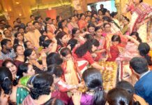 बाई का बाग दुर्गा पूजा बारवारी में विशेष मुहूर्त में संपन्न हुई संधि पूजा, जयकारों से गूंजा पूजा परिसर