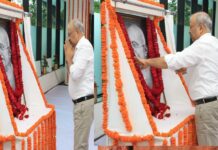 डीजीपी राजीव कृष्ण ने गांधी जी के चित्र पर किया माल्यार्पण, पुलिसकर्मियों को सत्य और सेवा के आदर्शों की याद दिलाई
