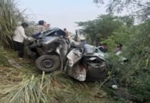 खाटूश्याम के दर्शन कर लौटने के दाैरान कार खाई में पलटी, चार दोस्तों की मौत व दो गंभीर