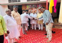 दिवंगत शिक्षक कृष्णानंद पांडे के परिजनों को शिक्षक परिवार ने दी 38,650 रुपये की मदद