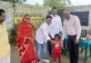बलिया: कॉन्वेंट की तर्ज पर यूनिफॉर्म पाकर खिले अखरही के बच्चों के चेहरे, 120 छात्रों को मिली पोशाक